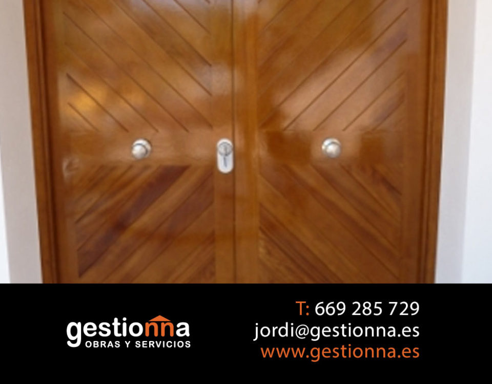 Puertas-de-madera-acceso-viviendas-personalizadas